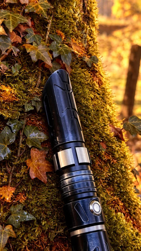 Gros plan sur une poignée de sabre noire contre un arbre moussu